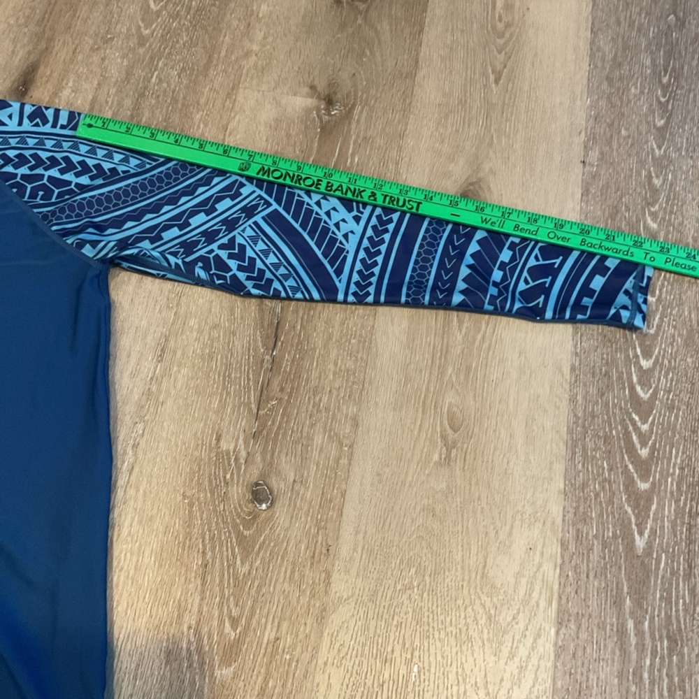 Hawaii Lea - Blue Long Sleeve Rash Guard with Tribal Print - Ladies Size Small - Picture 10 of 13